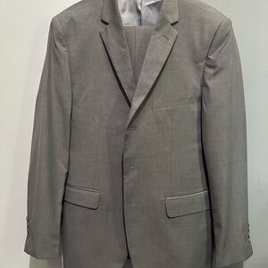 Elegant Men's Gray Suit